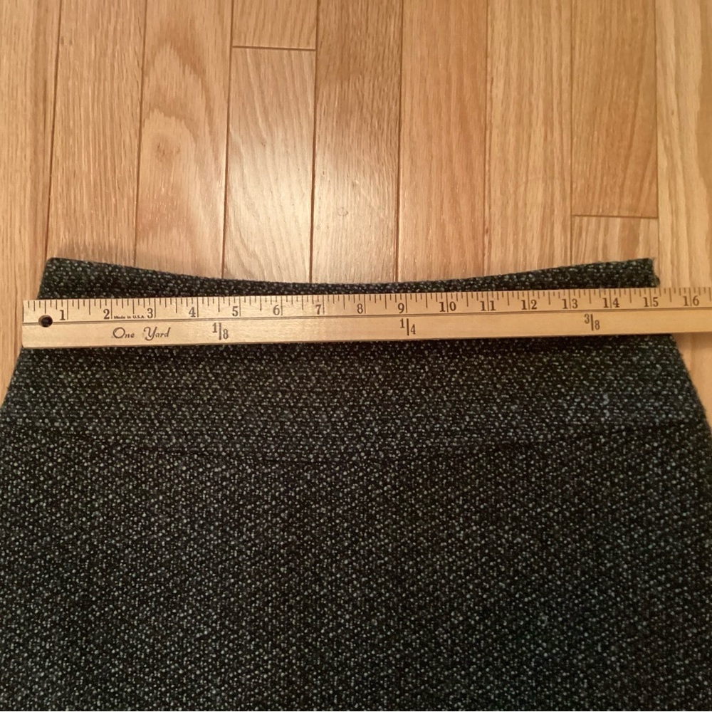 Cassis Green Wool Blend Skirt, Flecked patterned, size 8. - Picture 7 of 9